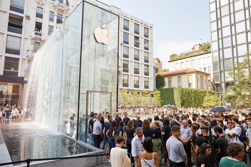 apple milan piazza liberty - outside queue